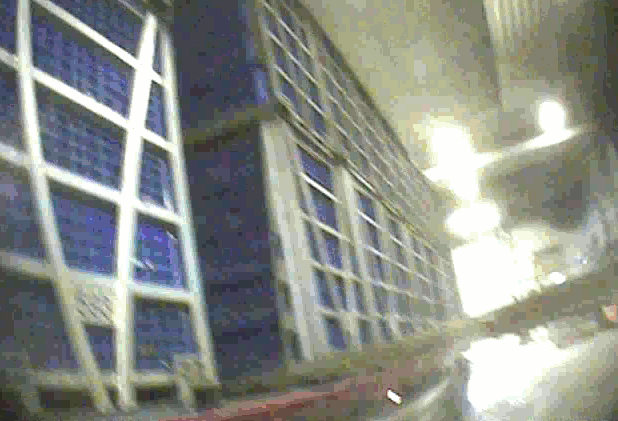 En truck lyfter en stapel med transportlådor fulla med kycklingar